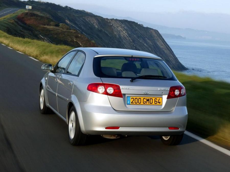  Daewoo Lacetti Hatchback CDX 2004 года  (фото 7 из 9)